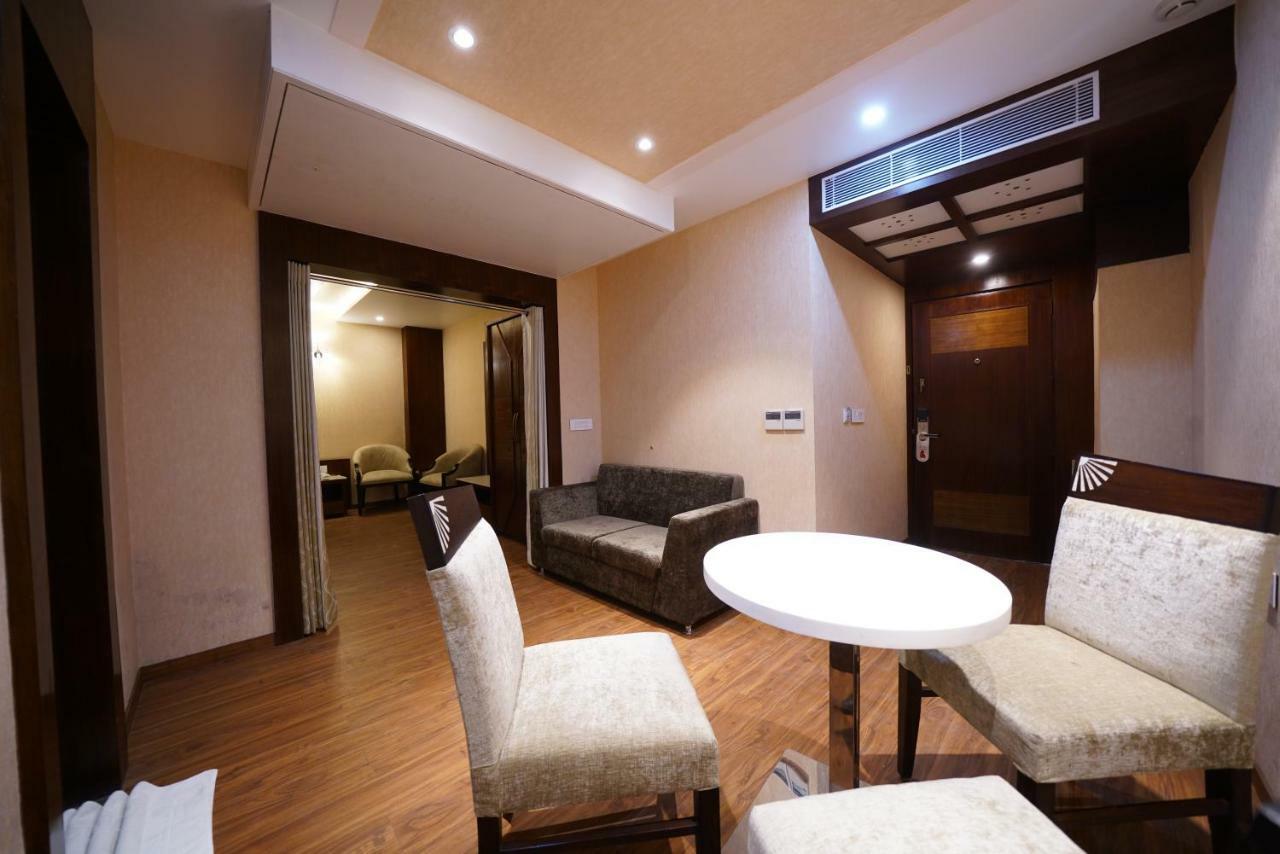 Square Inn Hotel,Βαρανάσι Εξωτερικό φωτογραφία